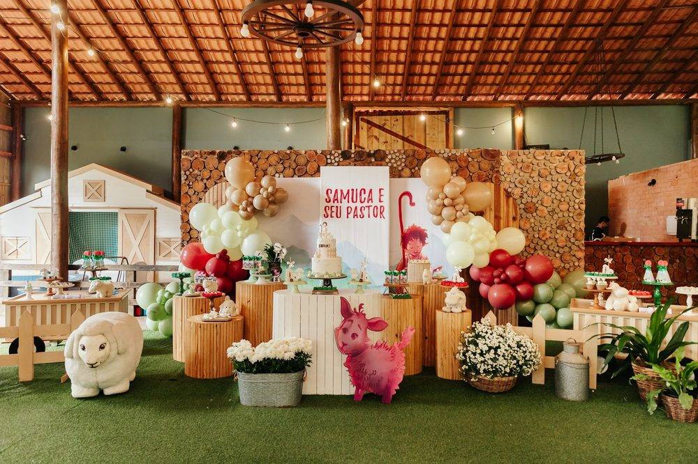 Salão do celeiro decorado com bolo e animais